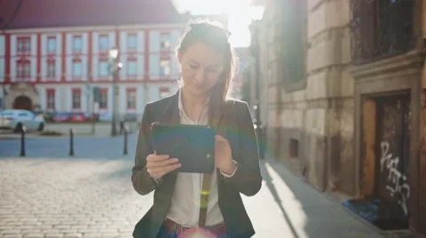 Businesswoman Using Tablet, Going to Work in the City. SLOW MOTION STEADICAM Видео 68545639