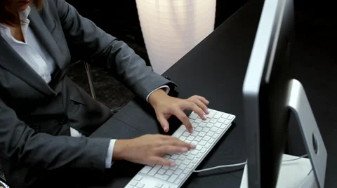 Businesswoman working at computer 스톡 동영상 42979352