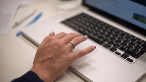 Businesswoman's hands using laptop computer on office desktop. Work in office. Vídeo Stock 126694094
