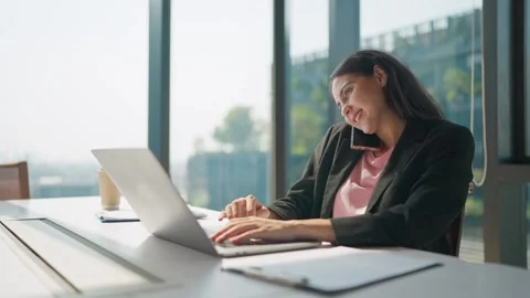 Businesswoman's Multitasking 스톡 동영상 331059750