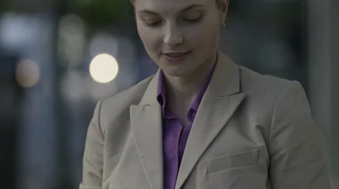 BusinessWomanTexting Video stock 53250835