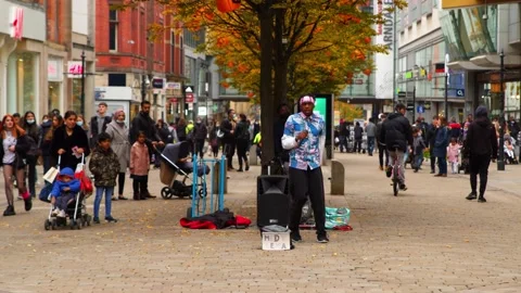 Busker dances among crowd during coronavirus pandemic 库存影片 141431845