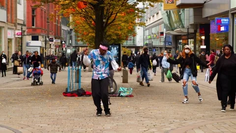 Busker dances among crowd during coronavirus pandemic with woman 库存影片 141435784