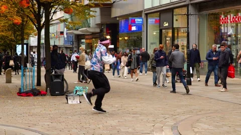 Busker dances among crowd during coronavirus pandemic 库存影片 141435905