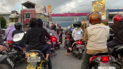 Busker performing on the red light Stock Footage 238019276