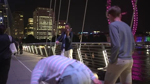 A Busker playing violin over the River Thames onlooking the London Eye Vídeo Stock 219660511