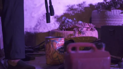 Busker prepares fire show 動画素材 230716339