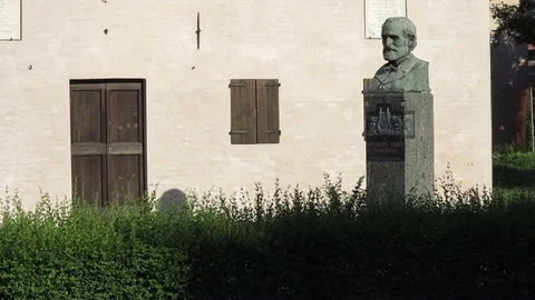 Busseto, Parma, Giuseppe Verdi's statue next to birth house Stock-Footage 83290135