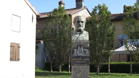 Busseto, Parma, Giuseppe Verdi's statue next to birth house Vídeos de archivo 83294428