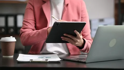 Bussinesswoman analyzing sales data and economic growth and pointing at bus.. Vídeo Stock 252181545