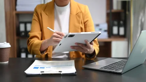 Bussinesswoman analyzing sales data and economic growth and pointing at bus.. Video stock 252181553
