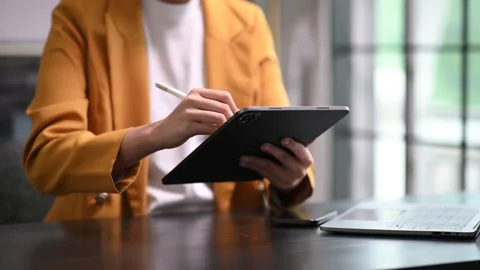 Bussinesswoman analyzing sales data and economic growth and pointing at bus.. Stockbeeldmateriaal 252181718