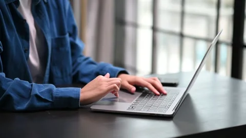 Bussinesswoman analyzing sales data and economic growth and pointing at bus.. Видео 252181752