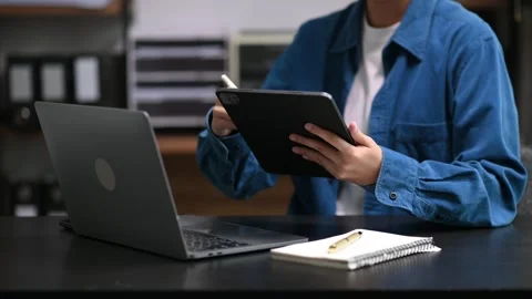 Bussinesswoman analyzing sales data and economic growth and pointing at bus.. Vídeo Stock 252181760