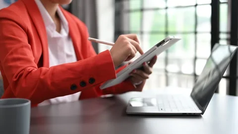 Bussinesswoman analyzing sales data and economic growth and pointing at bus.. 스톡 동영상 252181861