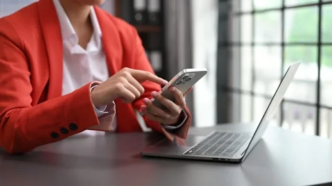 Bussinesswoman analyzing sales data and economic growth and pointing at bus.. Video stock 252181867