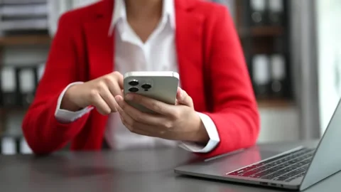 Bussinesswoman analyzing sales data and economic growth and pointing at bus.. Video stock 252181901
