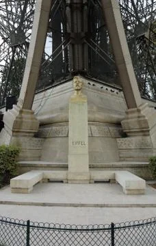 Bust of engineer and architect Gustave Eiffel under his famous tower in Paris Fotos de archivo