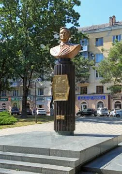 Bust of the famous Soviet test pilot Vladimir Kokkinaki in Novorossiysk Foto stock