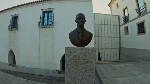 Bust at the foot of the statue of Diana Vidéo 123474796