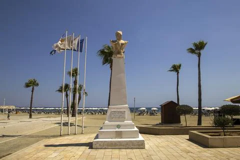 The Bust of General Kimon on the tree lined promenade in Larnaca, Cyprus Foto stock