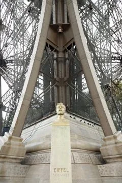 Bust of Gustave Eiffel a civil engineer bottom his famous tower in Paris Fran Fotos de archivo