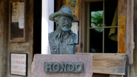 Bust of a John Russell Crouch in Hondo, Texas Video stock 166363113