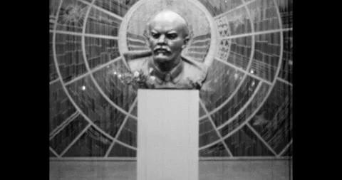 Bust of Lenin, communist heritage. Exposition in the Belarusian State Museum of Vídeo Stock 313479433