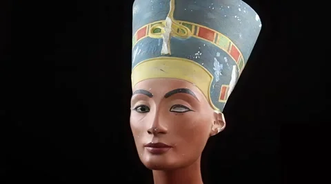 Bust of nofretete turns into the camera 库存影片 47858003