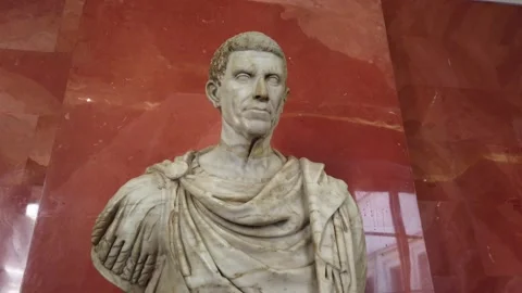 Bust of an old Roman. 스톡 동영상 158333120