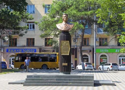 Bust of Soviet test pilot Vladimir Kokkinaki in Novorossiysk Fotos de archivo