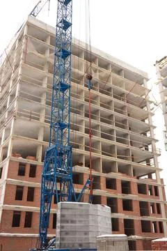 A bustling Construction Site showcasing Cranes, Building Framework, and full Fotos de archivo