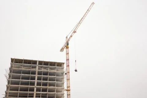 A bustling Construction Site showcasing Cranes, Building Framework, and full Fotos de archivo