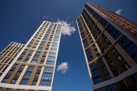 A bustling Construction Site showcasing Cranes, Building Framework, and full Fotos de archivo