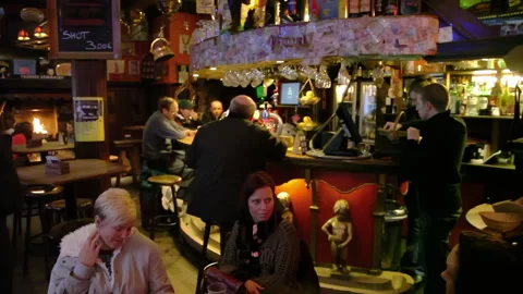 Bustling Interior of Traditional Brussels Irish Pub with Cozy Fireplace 库存影片 343725424
