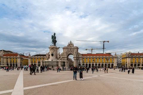 Bustling Praca do Comercio in Lisbon, Portugal, with its yellow buildings and Foto stock