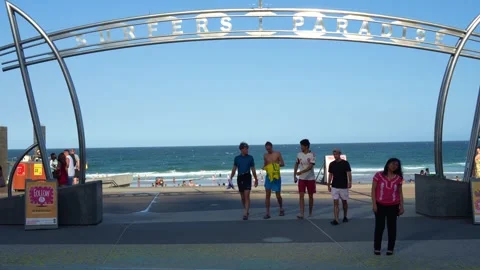 A bustling scene of beach life, featuring the iconic Surfers Paradise archway Vídeo Stock 325968979