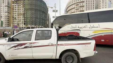 Bustling Transit Zone with Construction and Pilgrim Crowds Vídeo Stock 322073448