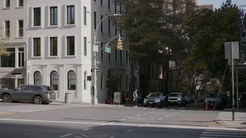 A bustling urban corner scene featuring a bright white building 库存影片 291432339