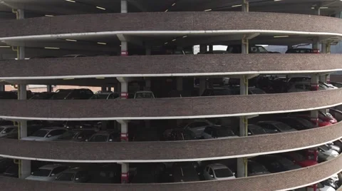 Busy 70s multi-storey spiral car park  in newcastle upon tyne city centre uk Vídeos de archivo 67204501