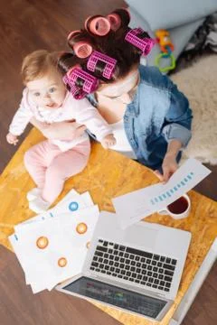 Busy active mom doing many things at the same time Stockfoto's
