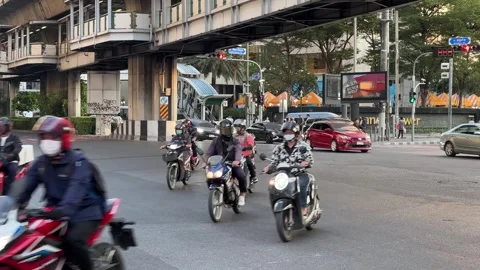 Busy Bangkok Intersection with Motorbikes and Cars 스톡 동영상 346121971