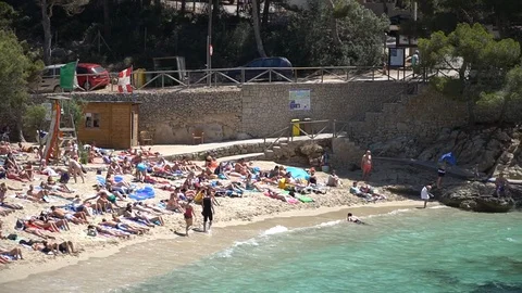 Busy beach in Mallorca Video stock 128348434