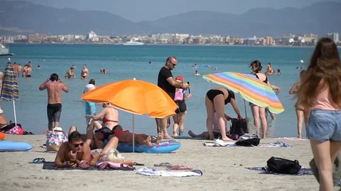 Busy beach in Mallorca Video stock 128349808