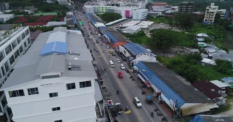 Busy beach road crowded with scooters and parked cars Vídeo Stock 71301325