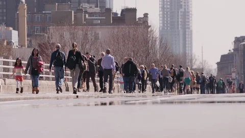 Busy bridge crowd - London 動画素材 128366185