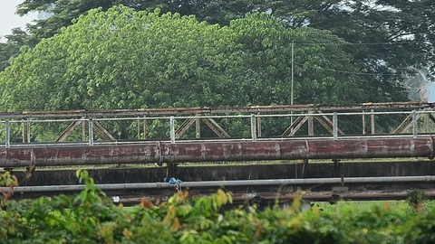 Busy bridge Stock Footage 93843201