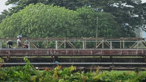 Busy bridge 스톡 동영상 93843351