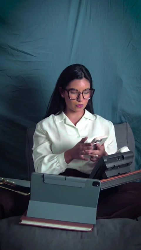 Busy businesswoman multitasking using multiple devices at work Video stock 343010492