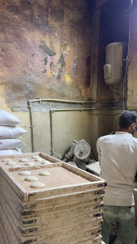 A busy Cairo bakery baking Aish Baladi 動画素材 305899119